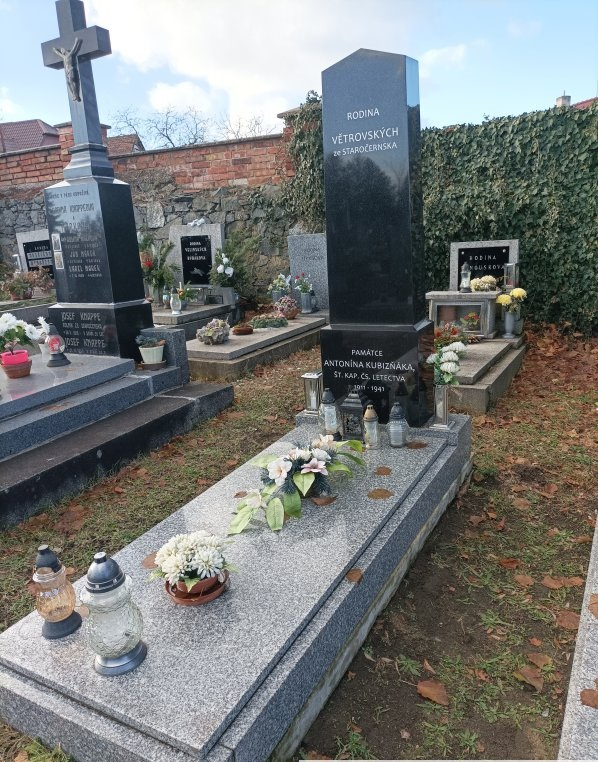 Symbolický hrob Antonína Kubizňáka se nachází v Sezemicích nad Loučnou. 