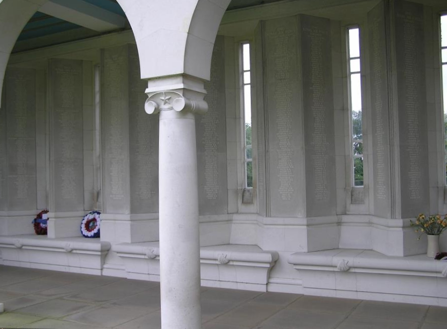 Na stěnách památníku jsou umístěny panely, na nichž jsou vytesána jména 20 456 příslušníků letectva Commonwealthu, kteří padli za 2. sv. války a nemají známý hrob. 