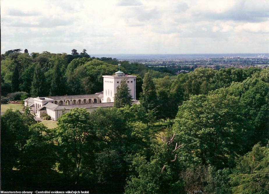 Památník nezvěstným letcům zemí Commonwealthu během 2. světové války. Jméno každého letce je zapsáno na některém z 292 panelů. 