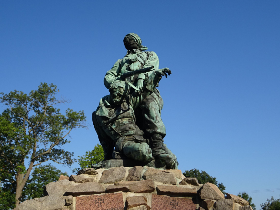 Pomník pěšího pluku č. 4 rakouské armády z bitvy u Hradce Králové v Rozběřicích. 