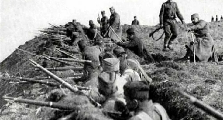 Černohorští vojáci brání své pozice.