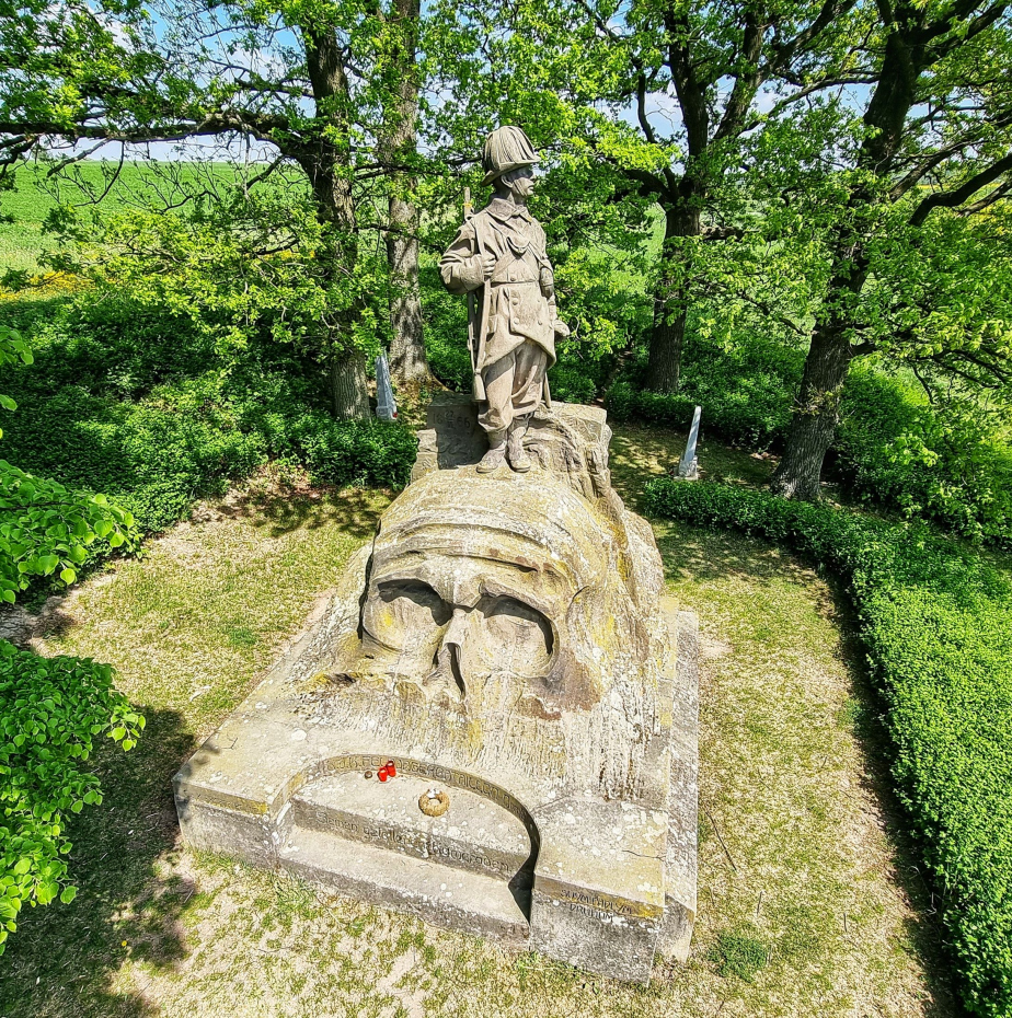 Pomník praporu polních myslivců č. 6 ve Vysokově. 