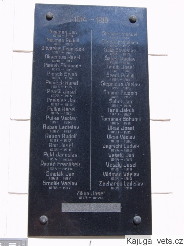 Druhá pamětní deska padlých v 1. světové válce na bývalé budově radnice v Radnicích se jmény Františka a Karla Oliveriusových.