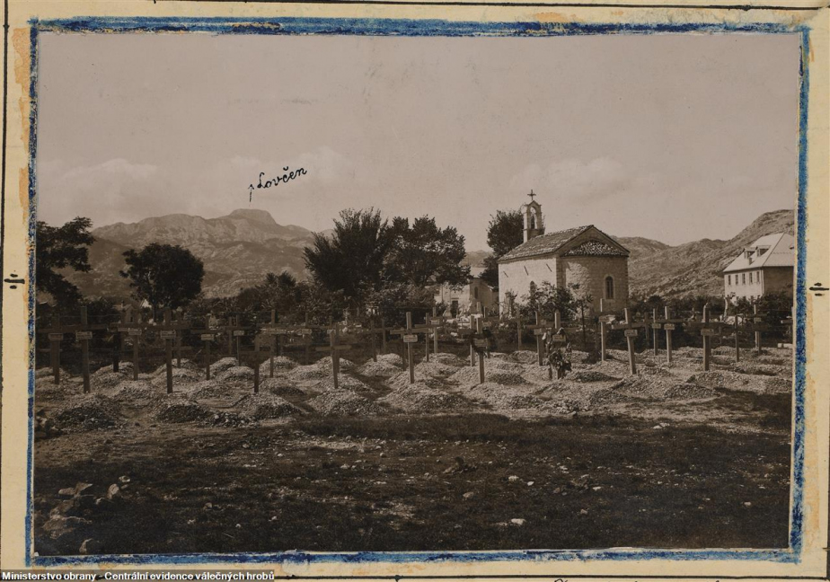 Pohled na kostel civilního hřbitova v Cetinji focený přes rakousko-uherský vojenský hřbitov, fotografie vznikla v době první světové války. V pozadí vrch Lovčen.