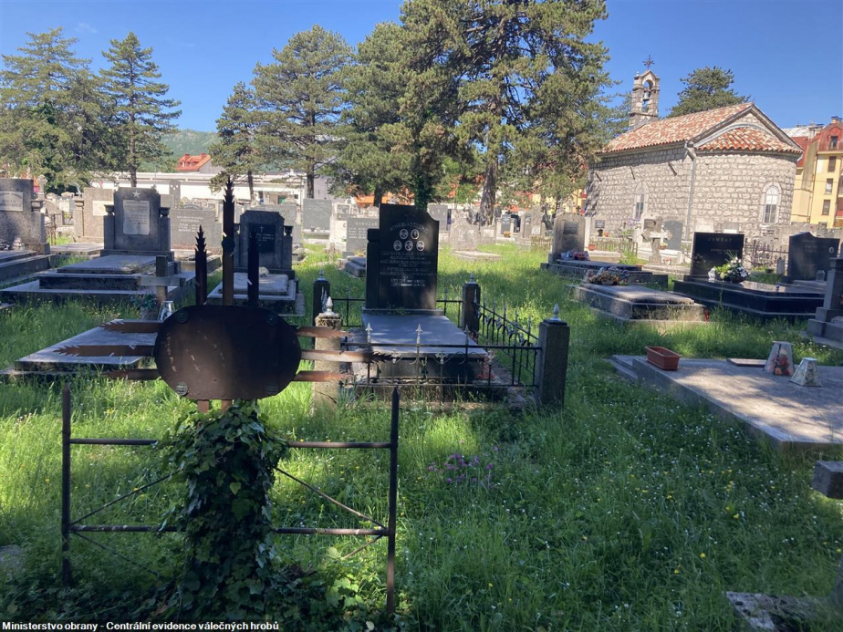 Současný pohled na kostel civilního hřbitova v Cetinji focený přes zaniklý rakousko-uherský vojenský hřbitov.