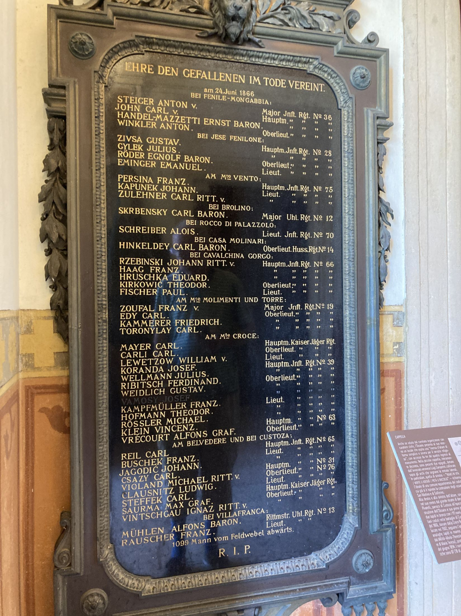 Nápisová deska v osáriu u Custozy se jmény padlých důstojníků rakouské armády. Mezi nimi i z českých pluků. 