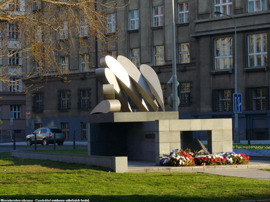 Na památníku padlým čs. letcům ve druhé světové válce v Praze-Bubenči nechybí jména členů osádky Wellingtonu T2519 KX-Y.