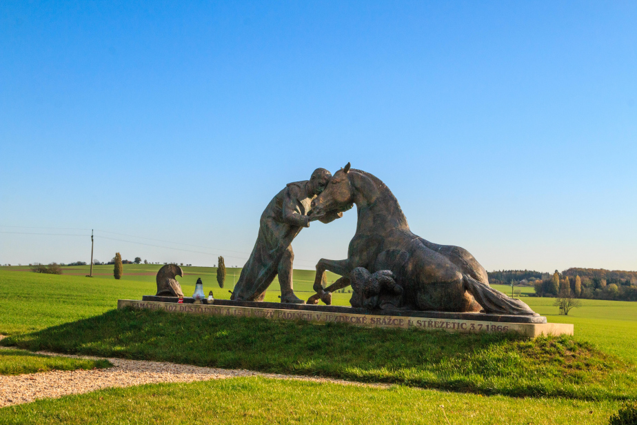 Bronzový pomník jezdecké srážky u Střezetic z roku 2016 sochaře Petra Nováka z Jaroměře. 