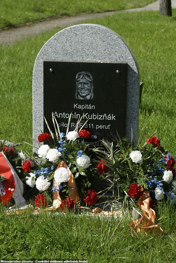 Dašický pomníček s pamětní deskou připomíná místního rodáka Antonína Kubizňáka. 