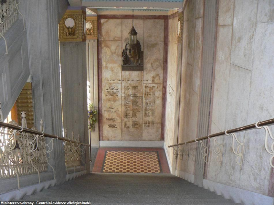 Na stěně hlavního schodiště Nové radnice v Prostějově se nachází deska se jménem letce Jaromíra Krále. 