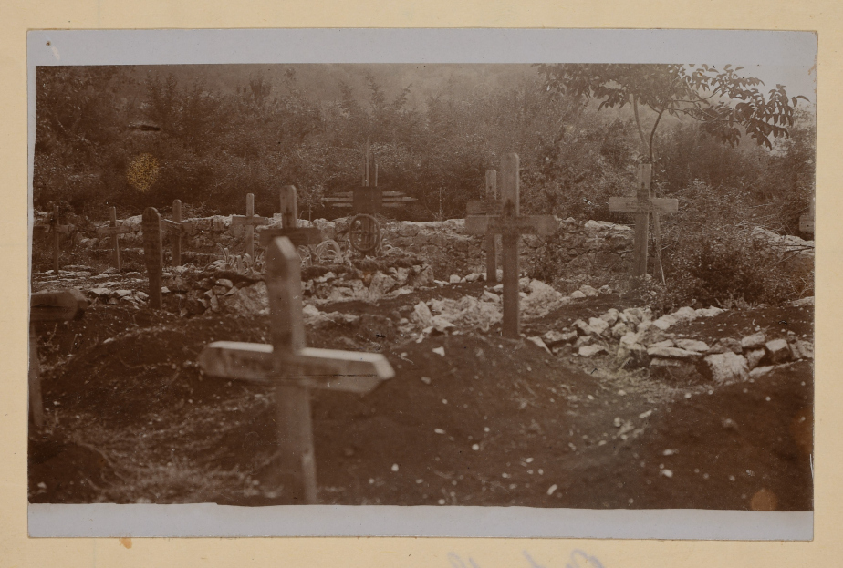 Hroby rakousko-uherských vojáků na hřbitově v Rijece Crnojeviće na dobové fotografii.