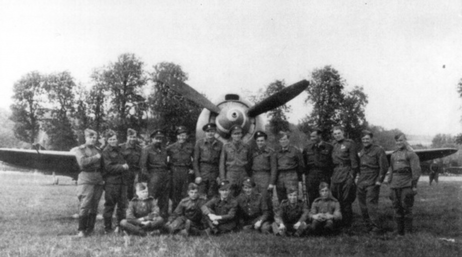 Památeční snímek z 9. května 1945 před LA-5FN „31“ na letišti Balice u Krakova.
