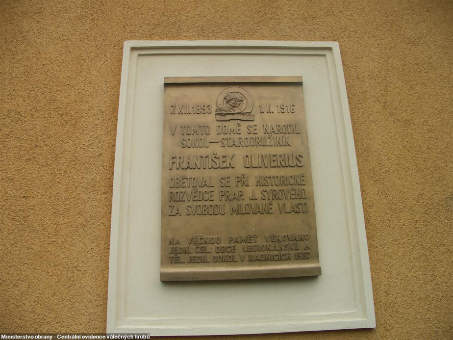 Pamětní deska na rodném domě v Radnicích.