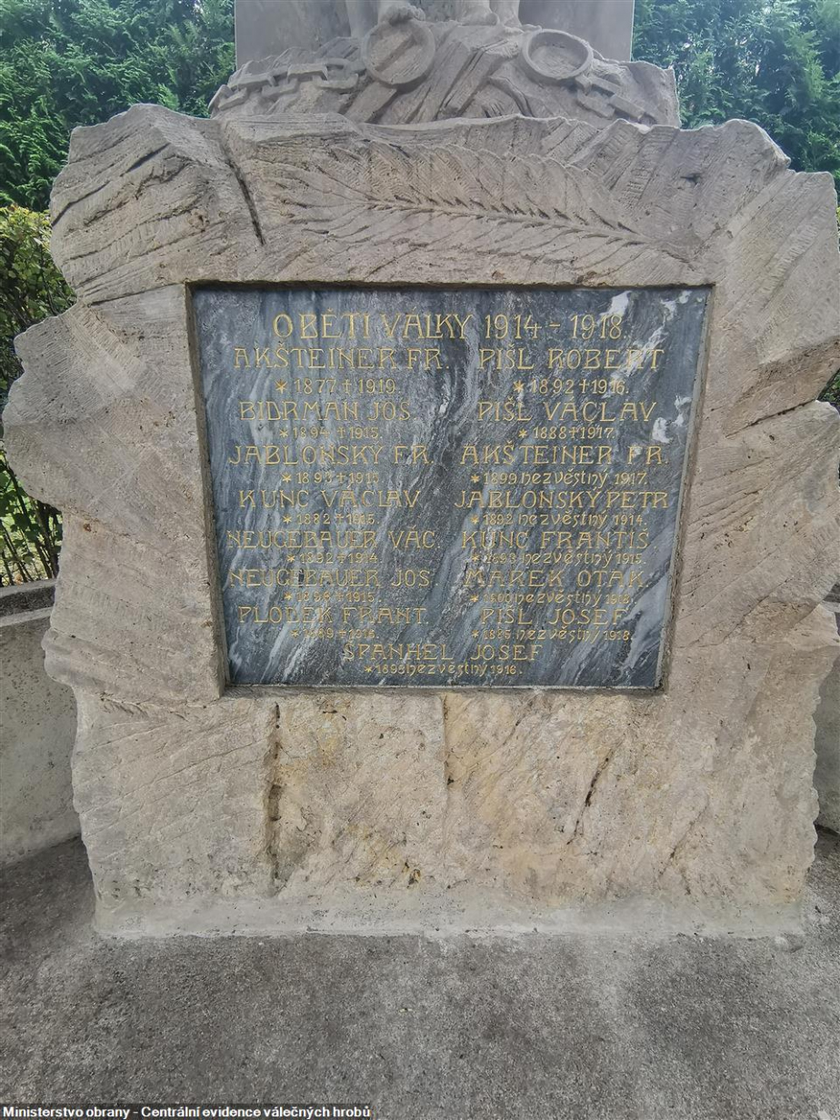 Detail pomníku obětem 1. světové války v Liberku s nápisovou deskou po renovaci. 