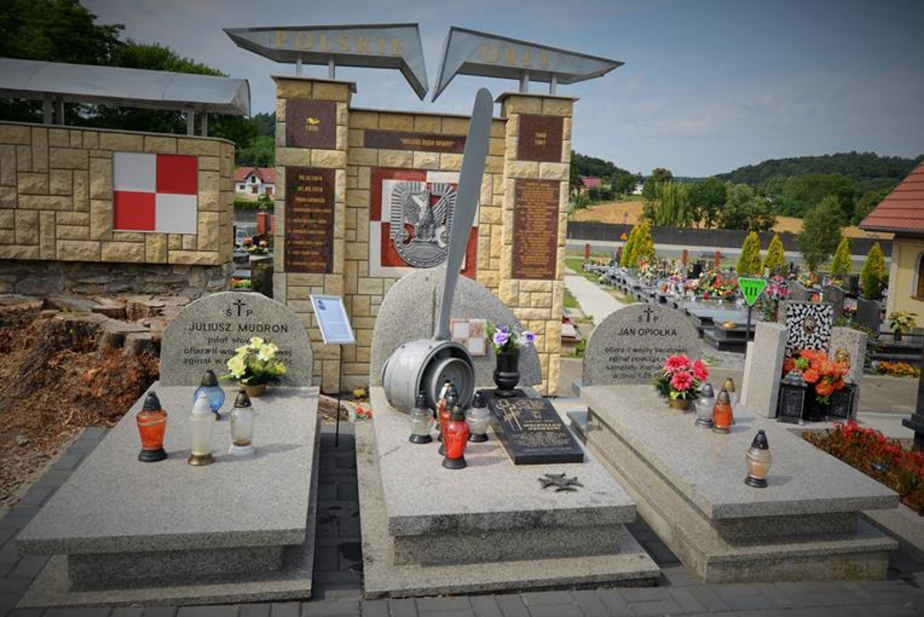 Hrob Julia Mudroně v polských Morawicích v sousedství hrobu prvního v 2. světové válce padlého polského pilota Mieczyslawa Medwckého.
