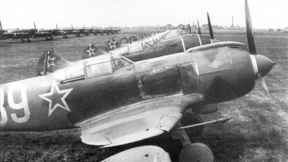 Přehlídka v pražských Letňanech  1. června 1945.