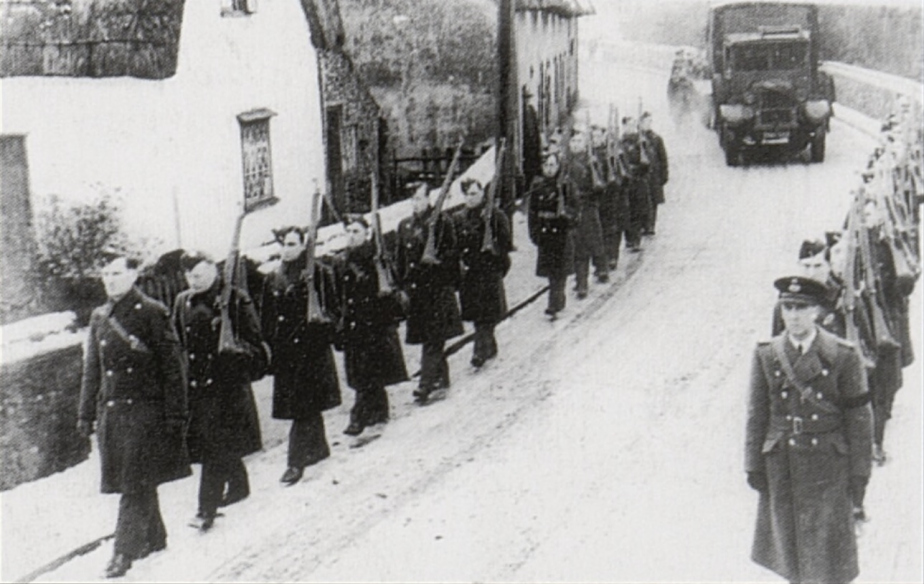 Smuteční průvod s rakví Jindřicha Liebolda na cestě ke hřbitovu All Saints. 