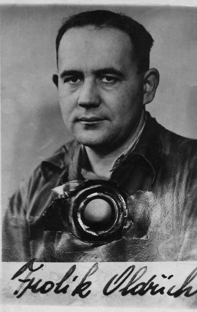 Průkazové foto Oldřicha Frolíka. 