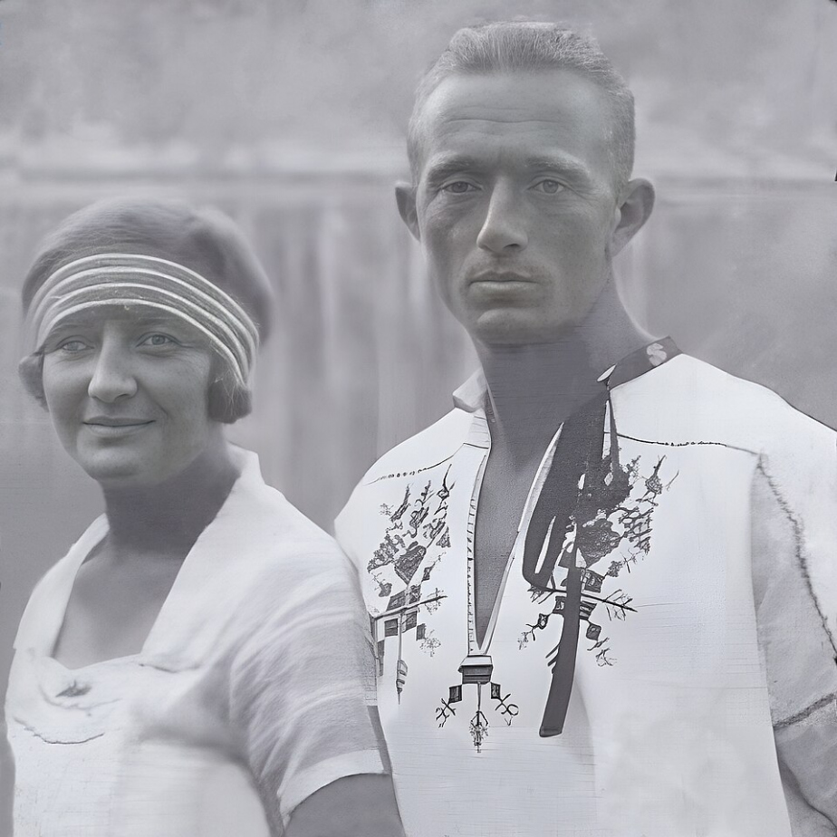 Manželé Pecháčkovi ve cvičebním sokolském úboru. 