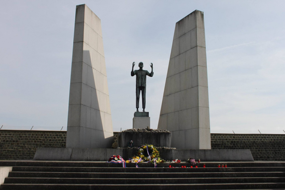 Pomník Obětem 2. světové války v Mauthausenu s českým nápisem „Lidé bděte“. 