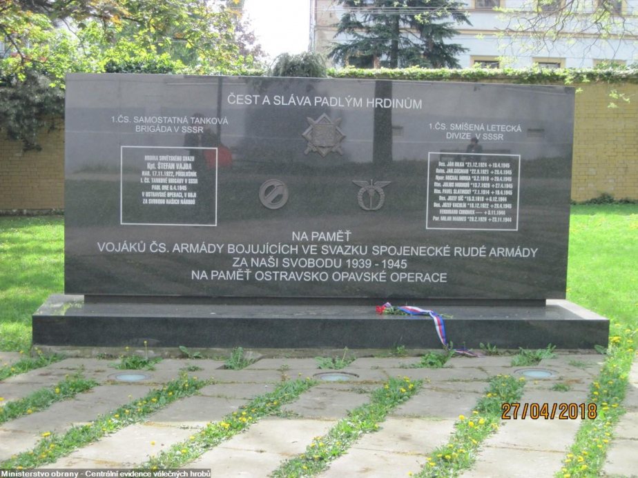 Pomník čs. vojáků bojujících ve svazku spojenecké Rudé armády v Opavě.