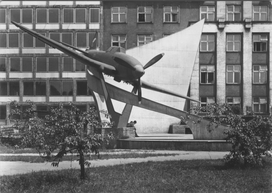 Historická podoba památníku 1. československé smíšené letecké divize v SSSR v Ostravě v letech 1961–1994