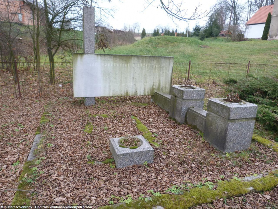 Pomník v Šonově před renovací. 