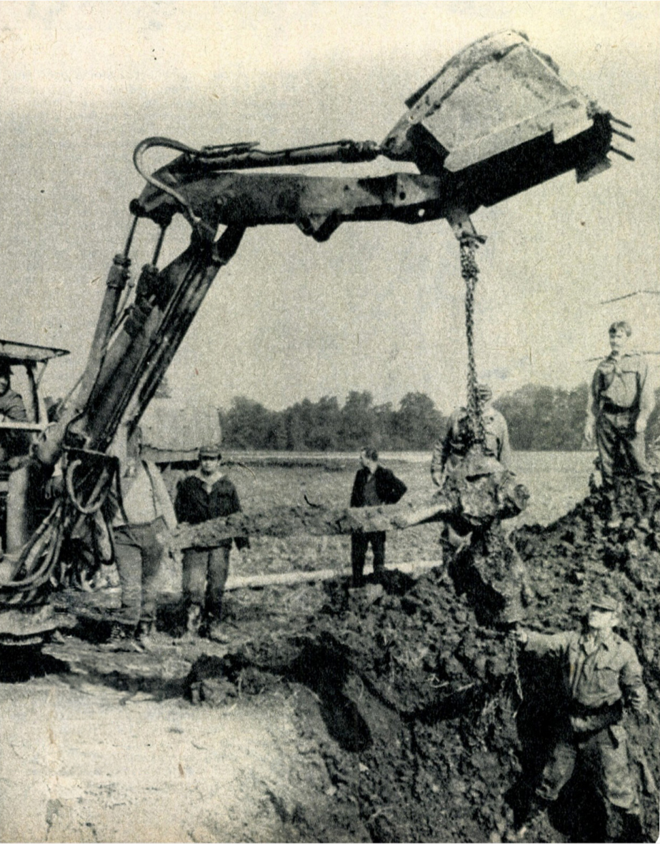 Vyzdvihování vrtule zříceného stroje IL-2 rtm. Pavola Slatínského a des. Jána Bilka dne 27. září 1979 v Závadě.