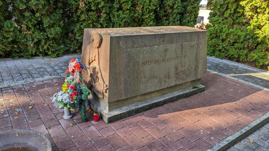 Pomník Rudoarmějců na hřbitově ve Veselí nad Lužnicí před renovací. 