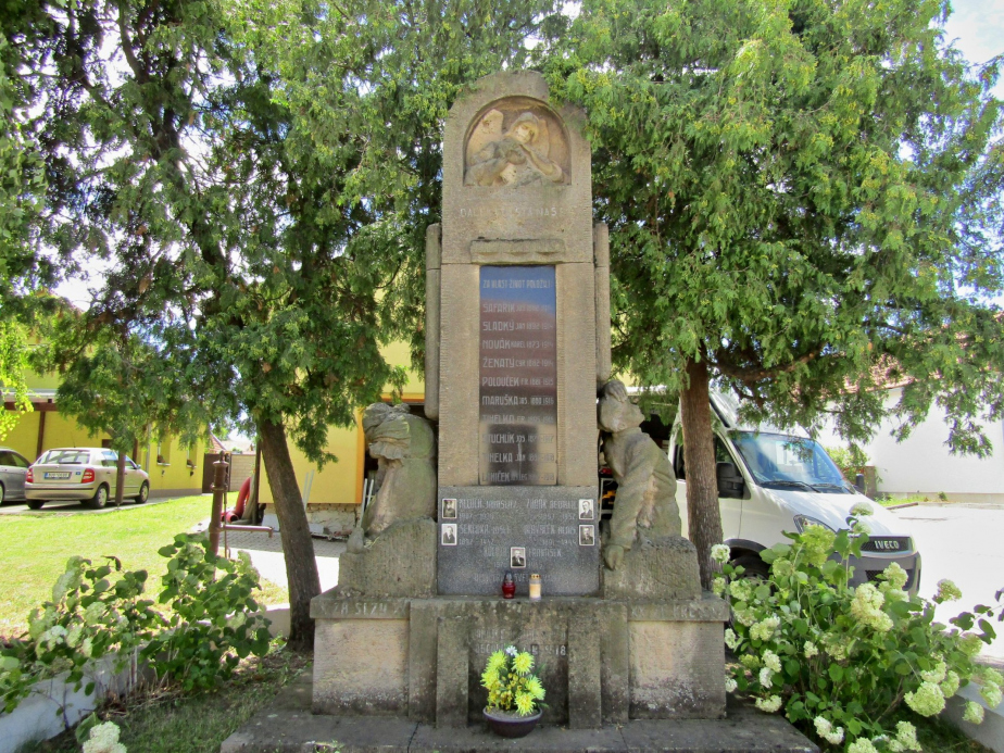 Pohled na pomník v Marefách před renovací. 