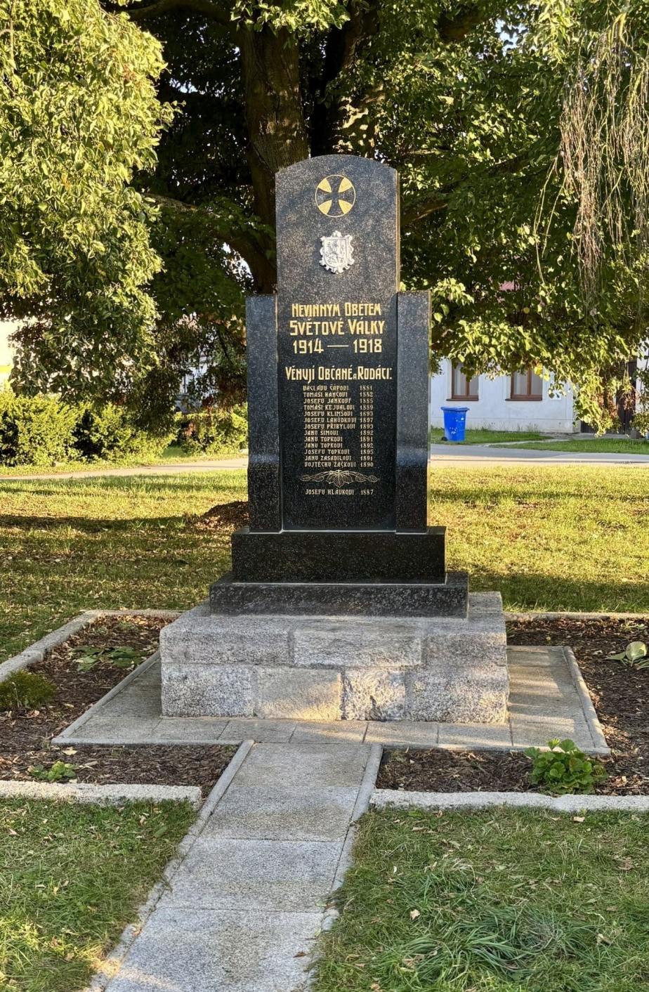 Pomník padlým v I. sv. válce v přidružené obci Horusice po renovaci. 