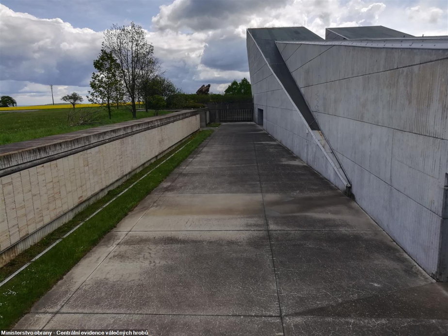 Destička se jménem rtm. Oldřicha Fialy se nachází v areálu Národního památníku II. světové války v Hrabyni. 