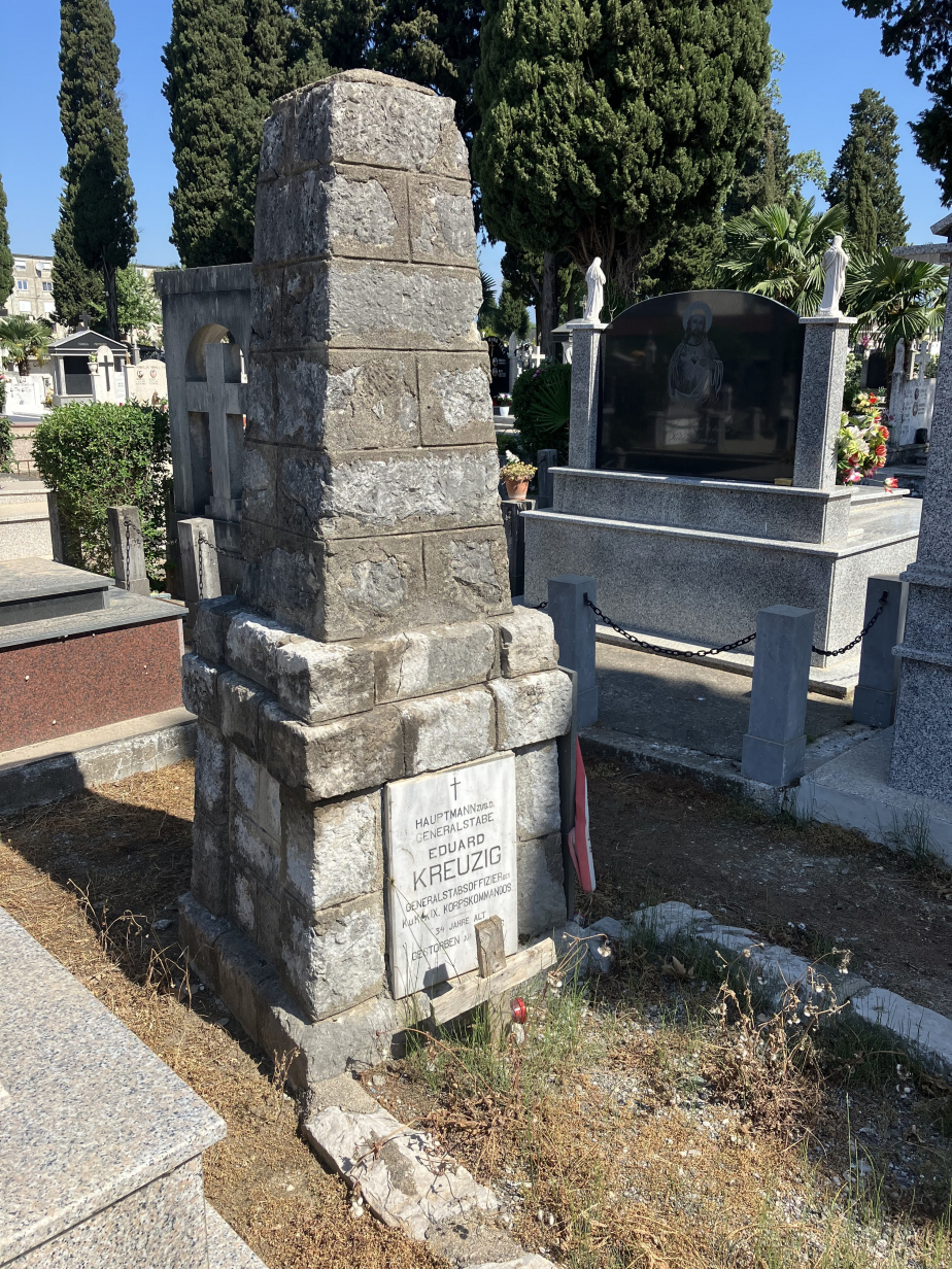 Hrob kapitána Eduarda Kreuziga z Hradce Králové, který zde zemřel na tyfus. Nachází se na katolickém hřbitově ve Skadaru (Shkodër).