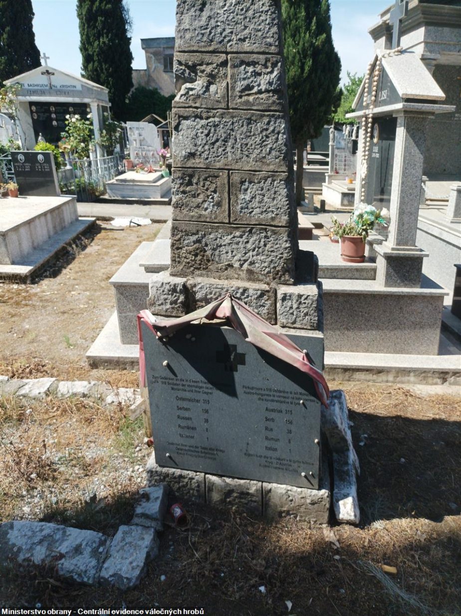 Na boku hrobu je připevněna nová deska, která odkazuje k původnímu vojenskému pohřebišti a uvádí celkové počty zde pohřbených padlých.