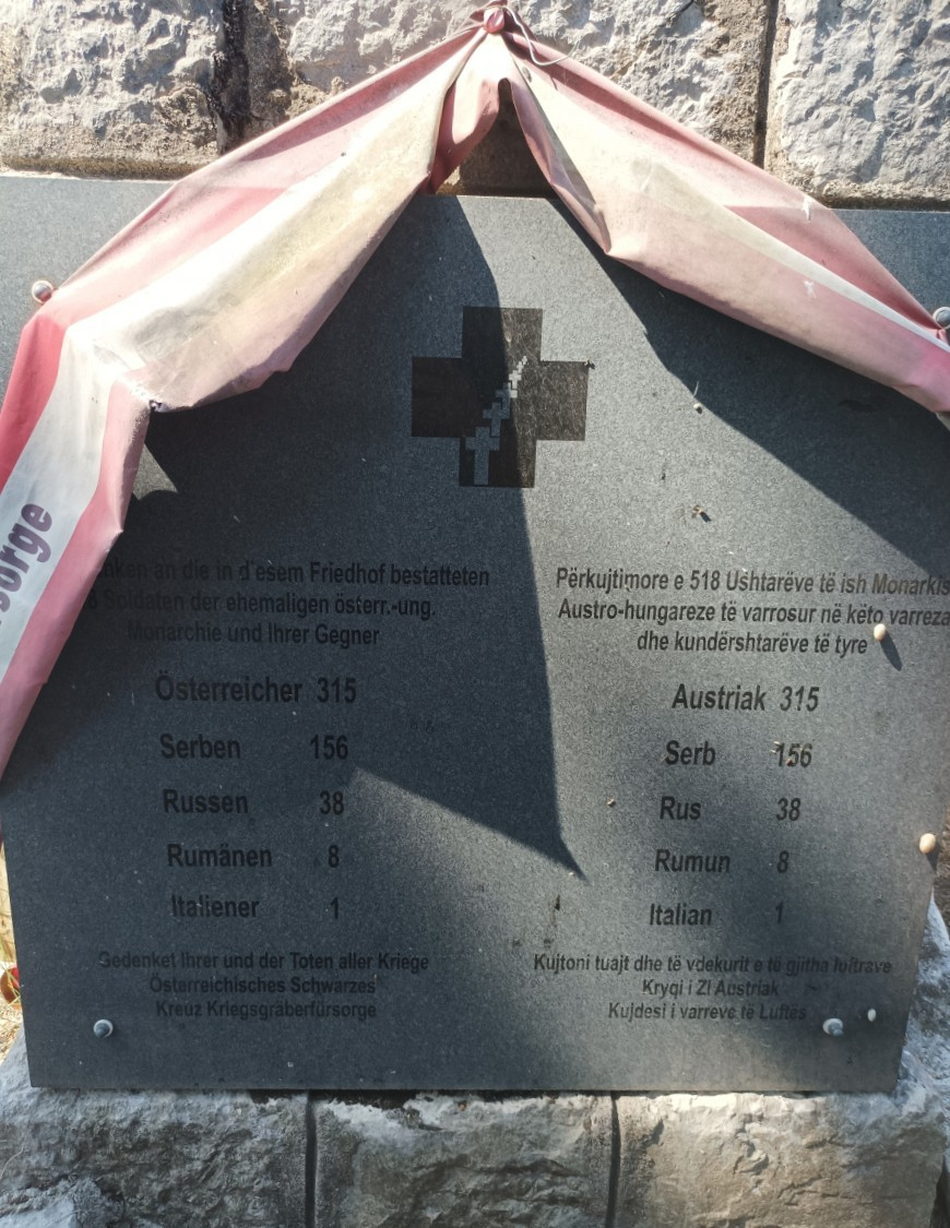 Detail desky instalované Rakouským černým křížem. 