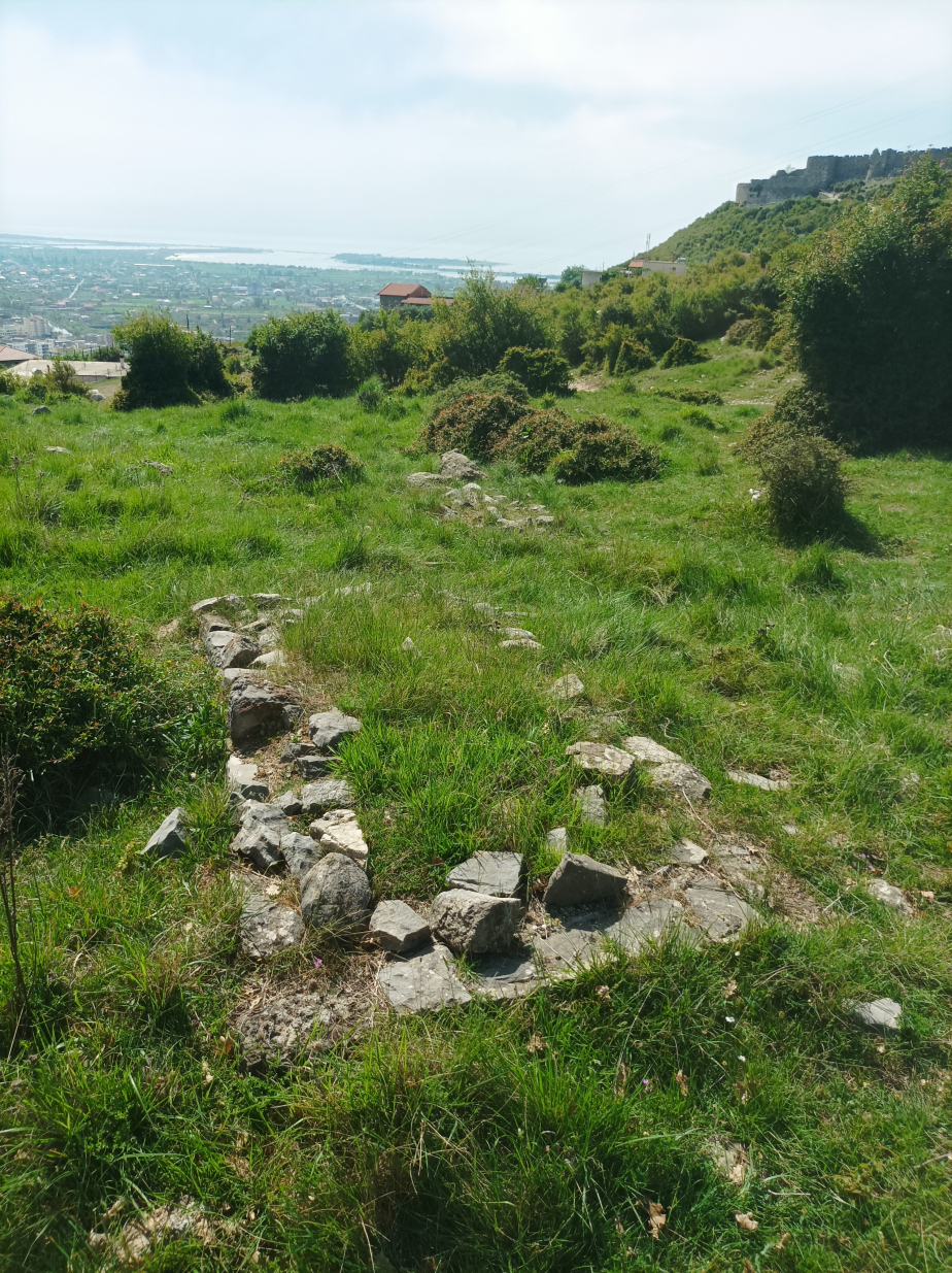 Místo s dochovanými zbytky hrobového zařízení v městě Leža (Lezhë).