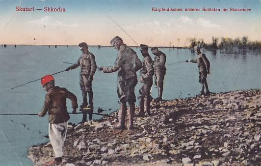 Dobová pohlednice zachycující „Lov kaprů našimi vojáky ve Skadarském jezeře“.
