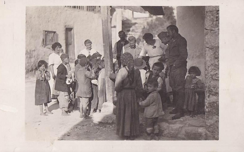 Fotografie zachycující rozdávání obědů chudým albánským dětem.