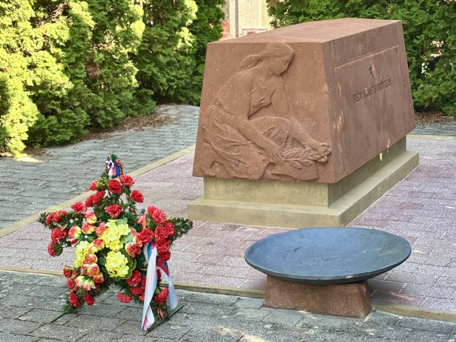 Pomník Rudoarmějců na hřbitově ve Veselí nad Lužnicí po renovaci. 