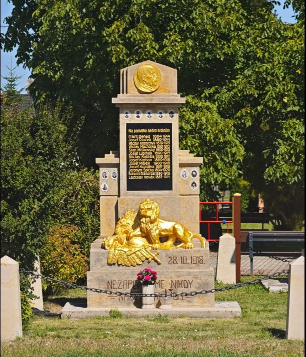 Pohled na pomník v Jestřabí Lhotě po renovaci. 