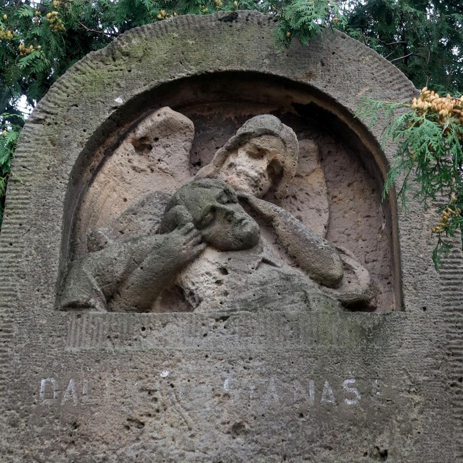 Detail reliéfu umírajícího vojáka s andělem před renovací. 