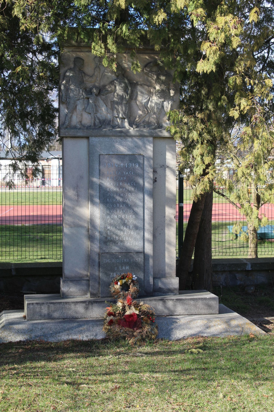 Pomník padlým v I. a II. sv. válce na Třídě Čs. armády ve Veselí nad Lužnicí před renovací. 