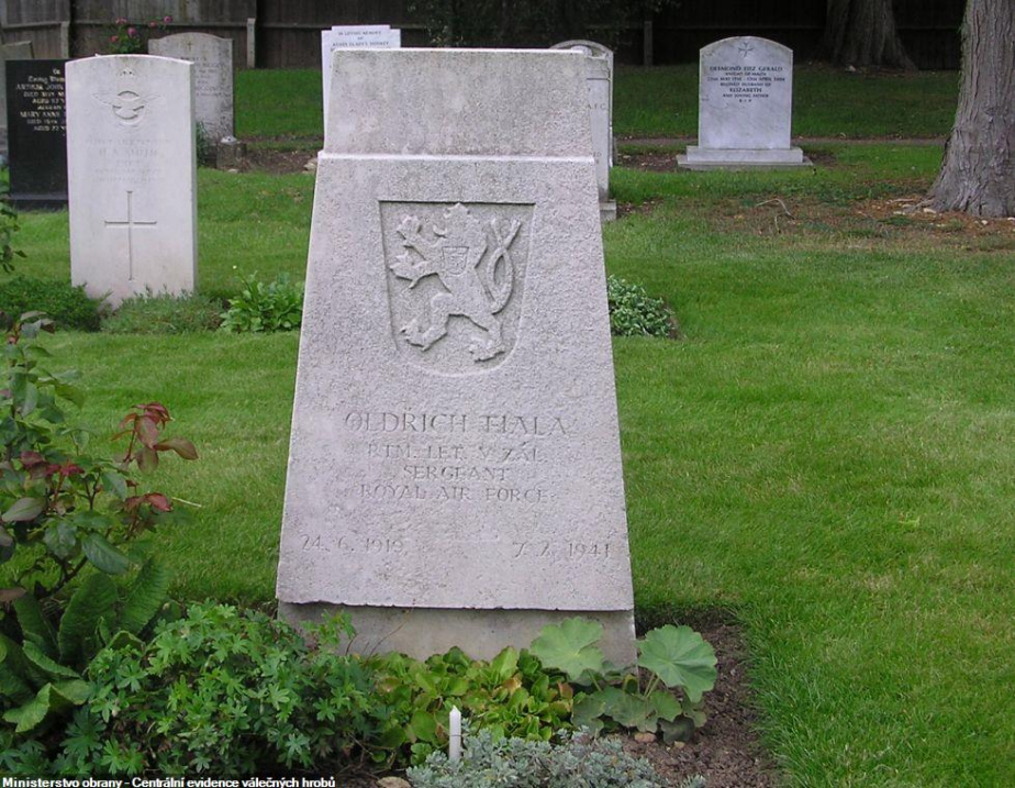 Hrob letce Oldřicha Fialy lze nalézt na hřbitově Cirencester v hrabství Gloucestershire ve Velké Británii (oddělení 5-RC, řada AAA, hrob č. 15). 
