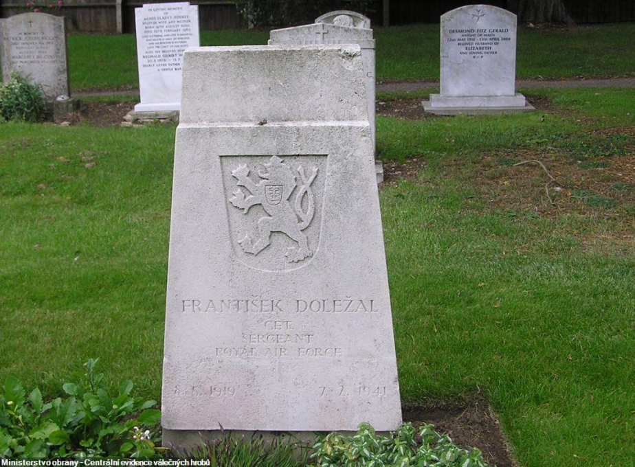 Hrob letce Františka Doležala se nachází na hřbitově Cirencester v hrabství Gloucestershire ve Velké Británii (oddělení 5-RC, řada AAA, hrob č.16). 