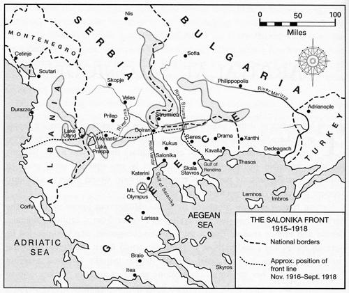 Mapa s vyznačením soluňské fronty. Tečkovaná čára znázorňuje rozsah území Albánie obsazeného r.-u. armádou. Po pádu Srbska a Černé Hory vznikly spory mezi r.-u. a němec. velením. Rakušané chtěli postupovat k Řecku, Němci stažení vojáků na hlavní fronty. 