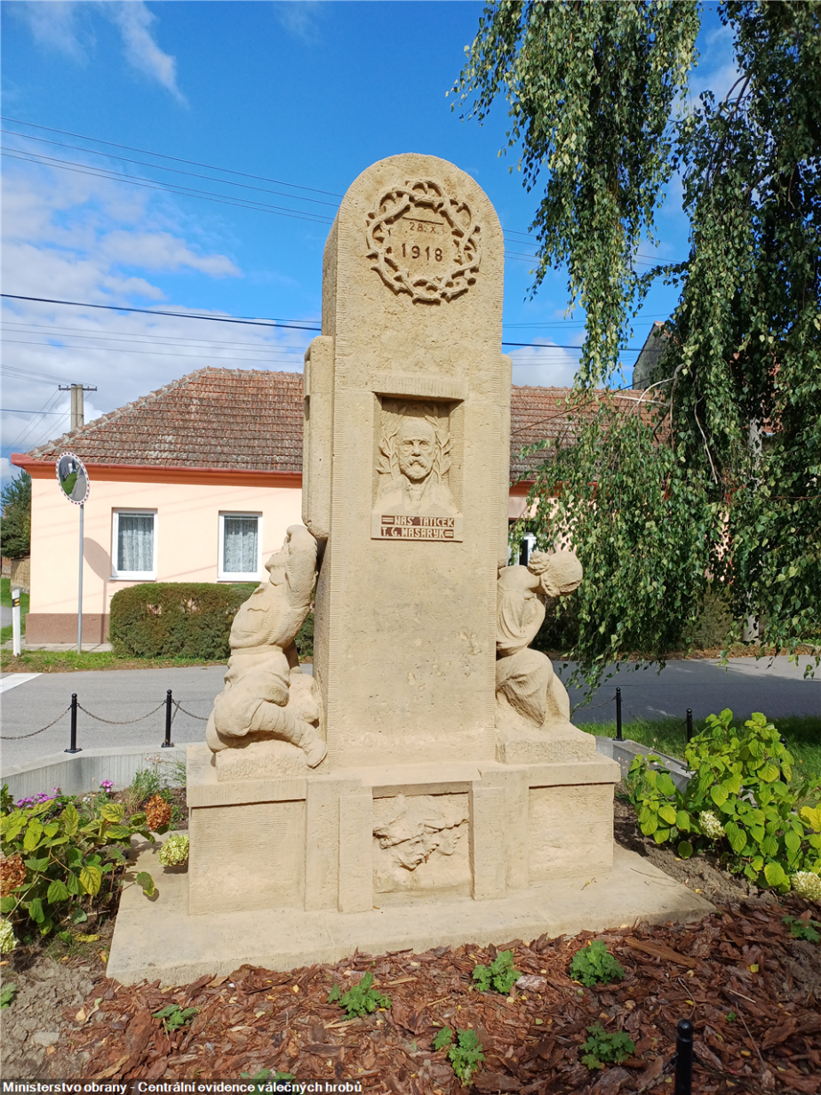 Pohled na zadní stranu pomníku v Marefách po renovaci. 