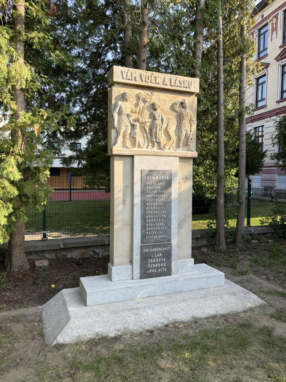 Pomník padlým v I. a II. sv. válce na Třídě Čs. armády ve Veselí nad Lužnicí po renovaci. 
