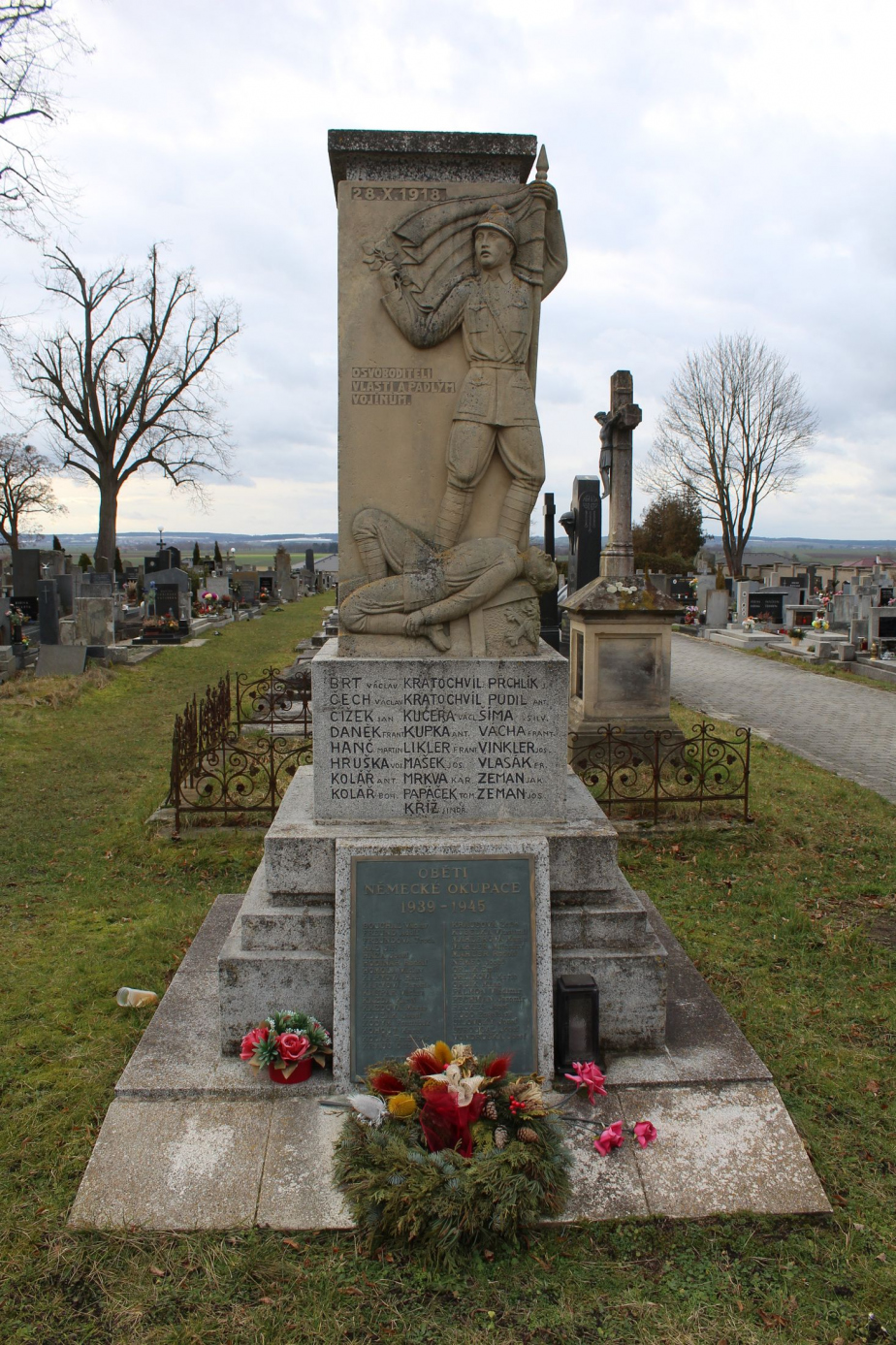 Pomník padlým v I. a II. sv. válce na hřbitově ve Veselí nad Lužnicí před renovací. 