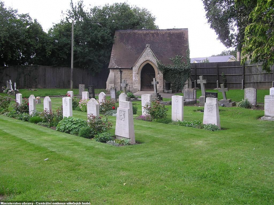 Na hřbitově Cirencester je pohřbeno 55 padlých vojáků Britského společenství z doby druhé světové války. 