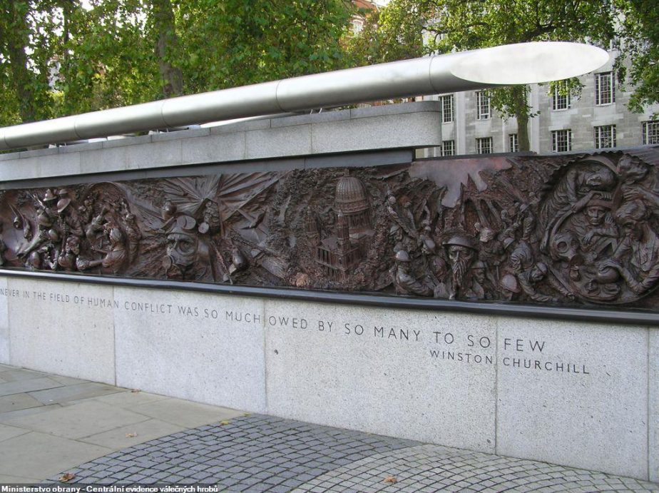 Londýnský památník bitvy o Británii zobrazuje v sérii reliéfů různé klíčové okamžiky bitvy. 